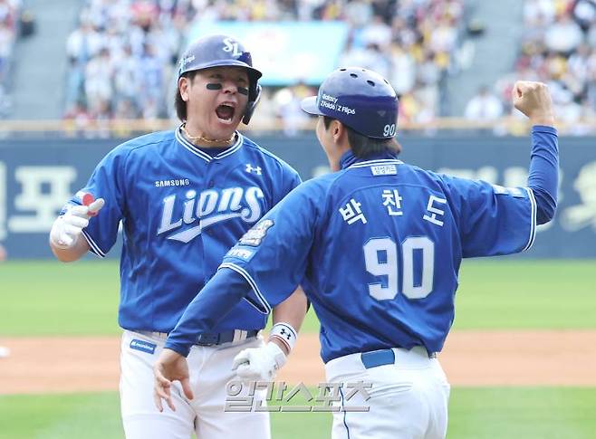 2024 프로야구 KBO 포스트시즌 LG트윈스와 삼성라이온즈의 플레이오프(PO) 4차전 경기가 19일 오후 서울 잠실야구장에서 열렸다. 8회초 무사 강민호가 솔로홈런을 치고 베이스를 돌며 환호하고 있다. 잠실=김민규 기자 mgkim1@edaily.co.kr /2024.10.19/