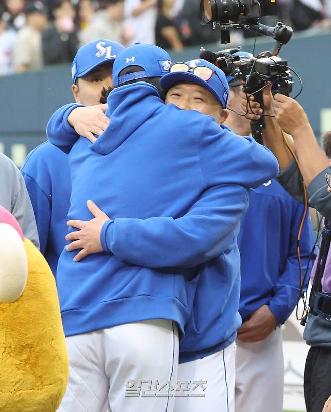 19일 서울 잠실야구장에서 열린 2024 프로야구 KBO 포스트시즌 LG트윈스와 삼성라이온즈의 플레이오프(PO) 4차전 경기가 삼성의 1대 0 승리로 끝나며 시리즈 전적 3대 1로 삼성라이온즈가 한국시리즈에 진출했다.. 경기 후 구자욱과 박진만 감독이 포옹하고 있다. 잠실=김민규 기자 mgkim1@edaily.co.kr /2024.10.19/