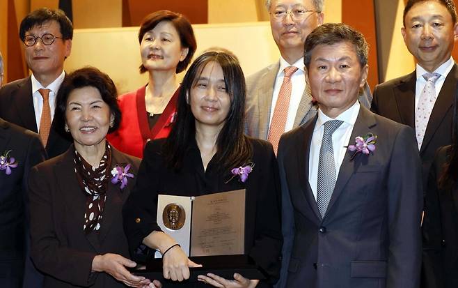 한강 작가가 17일 서울 삼성동 포니정홀에서 열린 '2024 포니정 혁신상' 시상식에서 참석자들과 기념사진을 촬영하고있다. 왼쪽부터 故 정세영 HDC그룹(前 현대산업개발) 명예회장의 부인 박영자 여사, 한강 작가, 정몽규 포니정재단 이사장/사진공동취재단