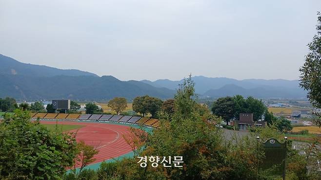 지난 7일 전남 장흥군 장흥읍 동학농민혁명 기념탑에서 바라본 공설운동장과 석대들. 공설운동장 부지에는 1895년 1월 석대들에서 벌어진 동학 최후의 항전이후 대규모 무명 묘역이 생겼다. 강현석 기자.