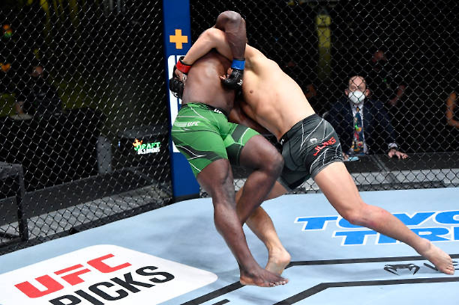 정다운(오른쪽)이 2021년 4월 UFC on ABC 2에서 상대를 넘어뜨리고 있다. 사진=TKO