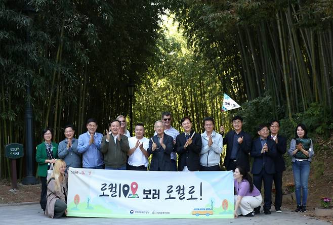 죽녹원에서 간담회와 체험을 마친 뒤 유인촌 장관이 정보석 배우, 이병노 담양군수, 외국인 관광객 부부 등과 기념사진을 찍고 있다./사진= 문체부