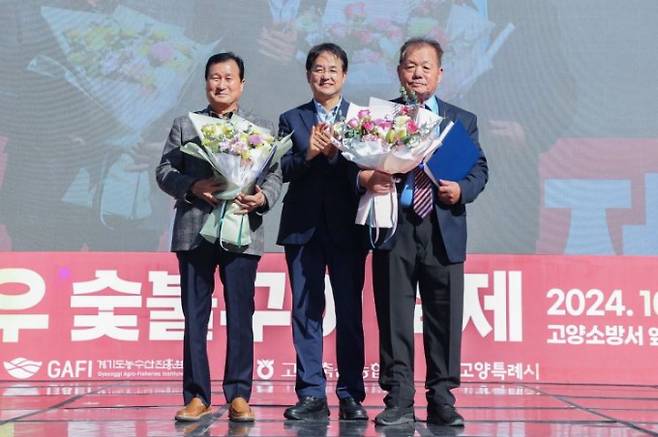 이동환 고양특례시장(가운데)이 19일 열린 '제1회 고양 행주한우 숯불구이 축제'에서 표창장 수상자들과 기념촬영을 하고 있다. / 사진제공=고양특례시