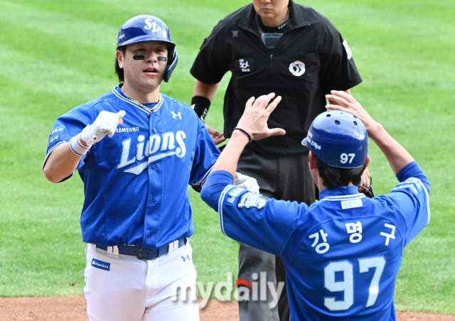 19일 오후 서울 잠실야구장에서 진행된 '2024 프로야구 KBO리그 포스트시즌' 플레이오프 4차전 LG트윈스와 삼성라이온즈의 경기. 삼성 강민호가 8회초 솔로홈런을 터뜨린 뒤 기뻐하고 있다./잠실 = 송일섭 기자 andlyu@mydaily.co.kr/