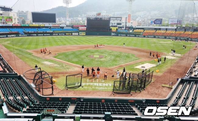 [OSEN=이상학 기자] 한화 선수들이 대전 한화생명이글스파크에서 수비 훈련을 하고 있다. /waw@osen.co.kr