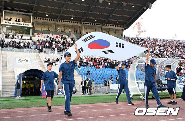 [OSEN=암만(요르단), 손용호 기자] 10일 오후(한국시간) 요르단 암만 국제경기장에서 2026 국제축구연맹(FIFA) 북중미월드컵 아시아 3차 예선 B조 3차전 한국과 요르단의 경기가 열렸다.다득점에서 앞선 요르단(1승1무, 4골)이 조 선두, 한국(1승1무, 3골)은 2위다. 한국이 조 선두를 탈환하려면 반드시 요르단을 잡아야 한다. 2024.10.10 /spjj@osen.co.kr[OSEN=암만(요르단), 손용호 기자] 주장 손흥민(32, 토트넘 홋스퍼)이 없어도, 연이어 부상 악재가 닥쳐도&nbsp;충분히 강했다.&nbsp;홍명보호가 요르단 원정에서&nbsp;완승을 거두며 2023 카타르 아시안컵&nbsp;설욕에 성공했다.&nbsp;홍명보 감독이 지휘하는 축구대표팀은 10일 오후 11시(한국시간) 요르단 암만국제경기장에서 개최된&nbsp;‘2026 북중미 월드컵 아시아지역 3차 예선 3차전’에서 요르단을 2-0으로 꺾었다.경기 요원들이 태극기를 들고 입장하고 있다. 2024.10.10 /spjj@osen.co.kr
