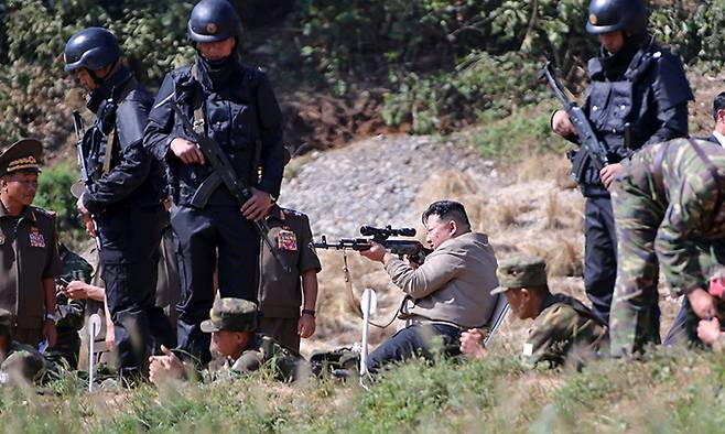 김정은 북한 국무위원장이 특수전부대원들의 사격 훈련을 참관하면서 소총을 조준하고 있다. 노동신문·뉴스1