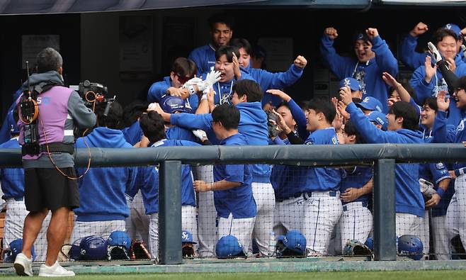 19일 오후 서울 송파구 잠실야구장에서 열린 프로야구 '2024 신한 SOL 뱅크 KBO 포스트시즌' 플레이오프 4차전 삼성 라이온즈와 LG 트윈스의 경기, 8회초 삼성 공격 선두타자 강민호가 선제 솔로 홈런을 친 뒤 들어와 더그 아웃에서 동료들과 기쁨을 나누고 있다. 뉴스1