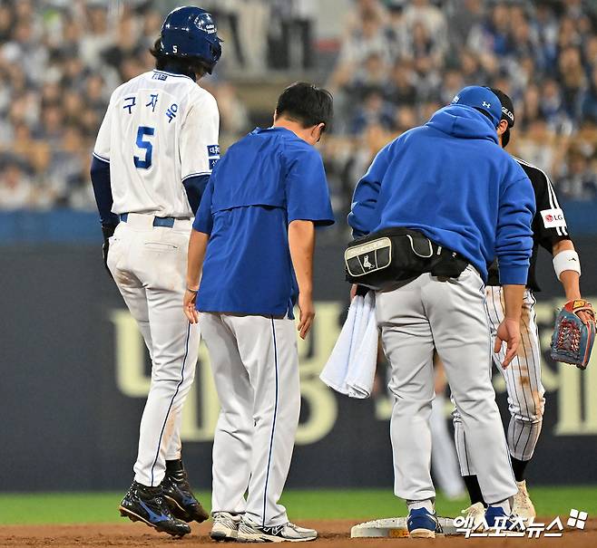 15일 오후 대구삼성라이온즈파크에서 열린 '2024 신한 SOL Bank KBO 포스트시즌' LG 트윈스와 삼성 라이온즈의 플레이오프 2차전 경기, 1회말 2사 1루 삼성 구자욱이 2루 도루를 성공한 후 고통을 호소하고 있다. 엑스포츠뉴스 DB