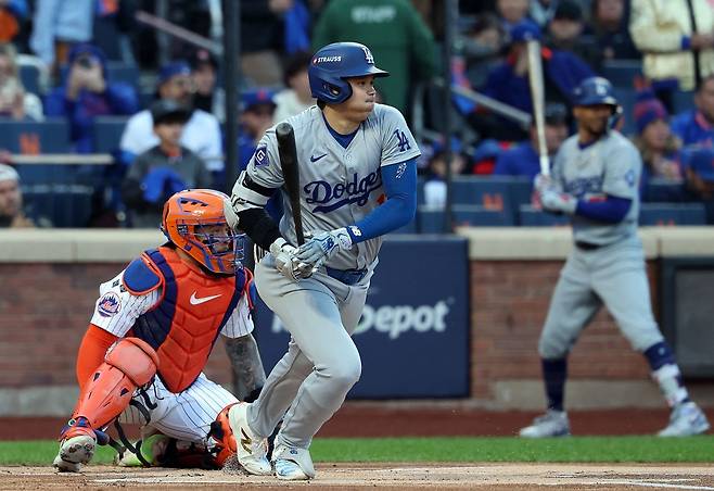 19일 미국 뉴욕주 플러싱의 시티필드에서 열린 2024 미국프로야구 메이저리그(MLB) 포스트시즌 내셔널리그 챔피언십시리즈(NLCS·7전4선승재) LA 다저스와 뉴욕 메츠의 5차전 경기, 메츠가 타선의 활약에 힘입어 다저스를 12:6으로 제압했다. 1회초 무사 다저스 오타니가 안타를 치고 있다. AFP 연합뉴스