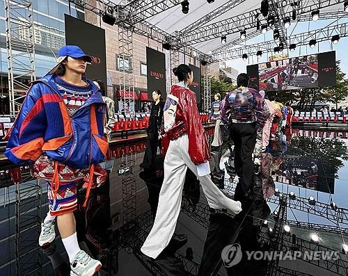 신세계백화점, '캣워크 페스타' 개최 (서울=연합뉴스) 신세계백화점이 오는 20일까지 강남점에서 K-콘텐츠 엔터테인먼트 기업 '에스팀(ESteem)'과 손잡고 '캣워크 페스타(C.at Work Festa)' 행사를 펼친다고 17일 밝혔다. 사진은 패션쇼 모습. 2024.10.17 [신세계백화점 제공. 재판매 및 DB 금지]