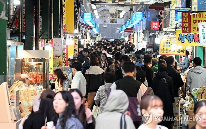 발 디딜 틈 없는 강릉 전통시장 [연합뉴스 자료사진]