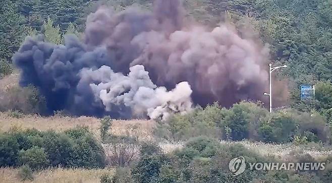 북, 동해선 도로 일부 폭파 장면 (서울=연합뉴스) 북한이 15일 경의선·동해선 남북 연결도로 일부 구간을 폭파했다고 합동참모본부가 밝혔다.
    합참은 이날 국방부 출입기자단에 보낸 문자메시지를 통해 "북한군은 오늘 정오께 경의선 및 동해선 일대에서 (남북) 연결도로 차단 목적으로 추정되는 폭파 행위를 자행했으며, 현재는 중장비를 투입해 추가 작업을 진행 중"이라고 밝혔다.
    사진은 우리 군 CCTV에 잡힌 동해선 도로 폭파 장면. 2024.10.15 [합참 제공 영상 캡처. 재판매 및 DB 금지] kane@yna.co.kr