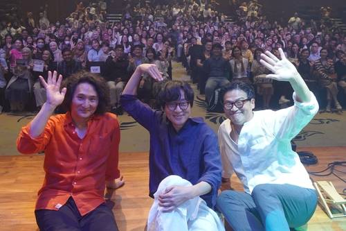 루시드폴 자카르타 콘서트 (자카르타=연합뉴스) 가수 루시드폴(가운데)과 연주자들이 18일(현지시간) 인도네시아 자카르타에서 열린 콘서트 후 관객들을 배경으로 기념 촬영을 하고 있다. 2024.10.19. photo@yna.co.kr
[주인도네시아 한국문화원 제공. 재판매 및 DB 금지]