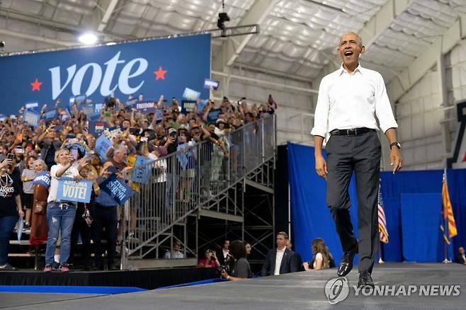 애리조나에서 해리스 지원 유세에 나선 버락 오바마 (투산[미 애리조나주]AFP=연합뉴스) 버락 오바마 전 대통령이 18일(현지시간) 애리조나주 투산에서 열린 지원 유세에 참석했다. 2024.10.18 photo@yna.co.kr