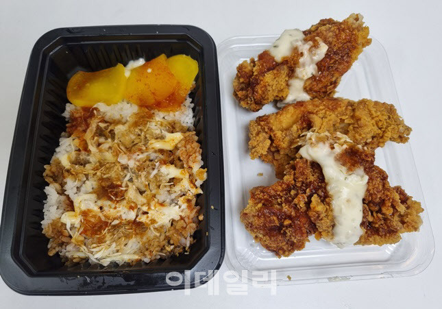 연돈볼카츠의 신메뉴 뚜껑열린치킨도시락(뚜열치) (사진=한전진 기자)