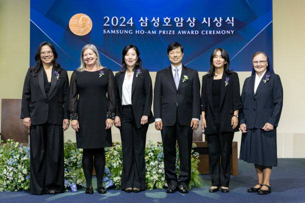 삼성호암상 수상자들이 31일 서울신라호텔 다이너스티홀에서 열린 ‘2024 삼성호암상 시상식’에서 기념 촬영을 하고 있다. (왼쪽부터) 과학상 화학·생명과학부문 혜란 다윈 뉴욕대 교수, 과학상 물리·수학부문 킴벌리 브릭먼 美 국립표준기술연구소 연구원,  공학상 이수인 워싱턴대 교수, 의학상 피터 박 하버드의대 교수, 예술상 한강 소설가, 사회봉사상 제라딘 라이언 아일랜드 성골롬반외방선교수녀회 수녀. (사진=호암재단)