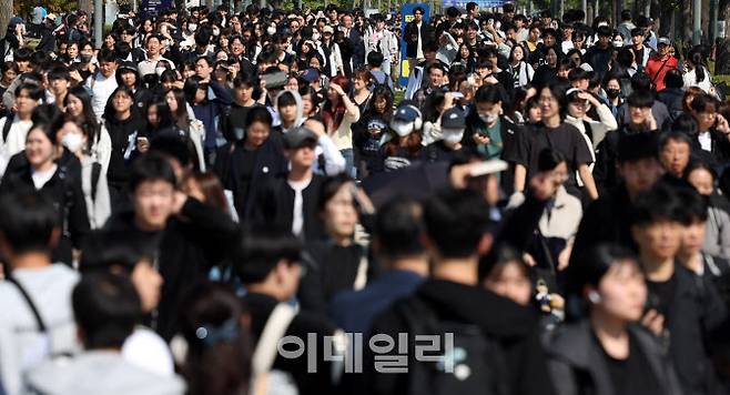 지난 12일 서울 서대문구 연세대학교에서 수험생들이 수시모집 논술 시험을 마친 후 시험장을 나서고 있다.(사진=뉴시스)