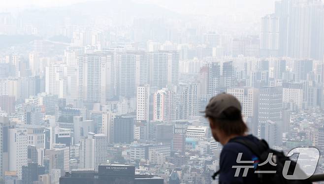 18일 보험업계에 따르면 NH농협손해보험이 주택담보대출를 한도 소진으로 일시 중단했다. 서울 남산에서 바라본 도심에 아파트 단지 모습이 보이고 있다. 2024.10.15/뉴스1 ⓒ News1 이동해 기자