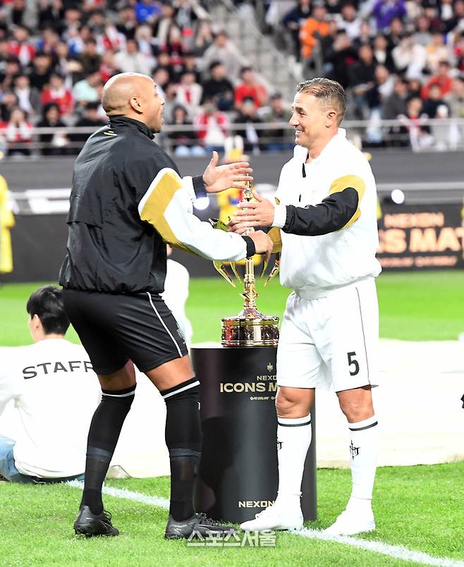 티에리 앙리(왼쪽)와 파비오 칸나바로가 20일 서울월드컵경기장에서 열린 FC 스피어와 쉴드 유나이티드의 ‘2024 넥슨 아이콘 매치’에 앞서 양 팀 감독으로 인사를 나누고 있다. 2024. 10. 20.  박진업 기자 upandup@sportsseoul.com