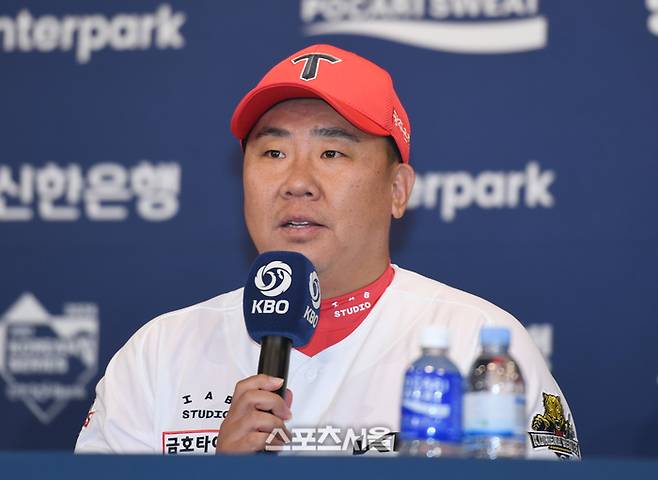 KIA 이범호 감독이 20일 광주 라마다플라자 충장호텔에서 열린 2024 KBO 한국시리즈 미디어데이 행사에서 사회자의 질문에 답하고 있다. 광주 | 최승섭기자 thunder@sportsseoul.com