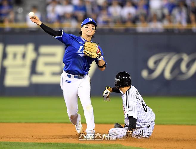 삼성 2루수 류지혁(왼쪽)이 17일 잠실구장에서 열린 2024 KBO 플레이오프 3차전 LG전7회말 1사 1루에서 LG 홍창기의 병살타 때 1루 주자 김대원을 포스아웃한 뒤 1루로 송구하고 있다. 잠실 | 박진업 기자 upandup@sportsseoul.com