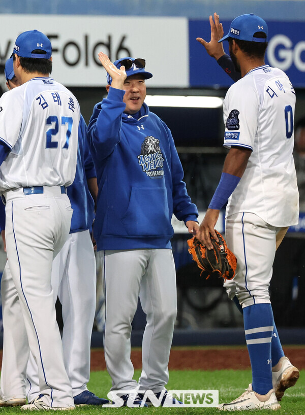 15일 오후 대구 수성구 삼성라이온즈파크에서 열린 2024 KBO 포스트시즌 플레이오프 2차전 LG 트윈스와 삼성 라이온즈의 경기, 10-5로 승리한 삼성 박진만 감독이 선수들을 격려하고 있다. 사진┃뉴시스