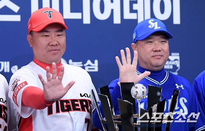 2024 KBO 한국시리즈 미디어데이가 20일 광주 라마다플라자에서 열렸다. KIA 이범호 감독과 삼성 박진만 감독이 포즈를 취하고 있다. 광주=박재만 기자 pjm@sportschosun.com/2024.10.20/