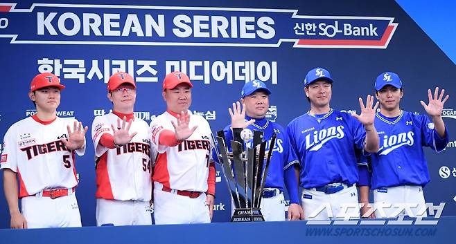 2024 KBO 한국시리즈 미디어데이가 20일 광주 라마다플라자에서 열렸다. KIA 김도영, 양현종, 이범호 감독, 삼성 박진만 감독, 강민호, 김영웅이 포즈를 취하고 있다. 광주=박재만 기자 pjm@sportschosun.com/2024.10.20/