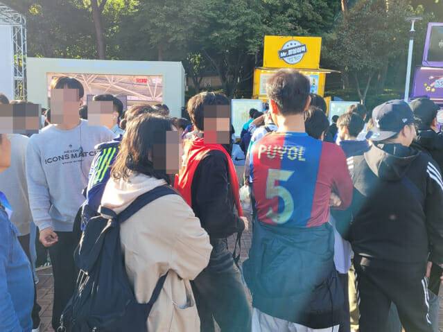 푸욜 유니폼을 입은 관람객