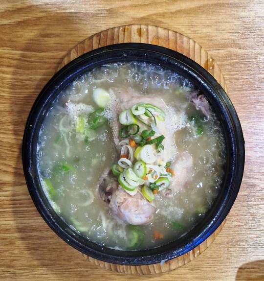 40여년의 역사를 가진 금성삼계탕의 삼계탕.