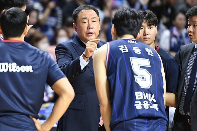 부산 케이씨씨(KCC)가 19일 한국 남자프로농구(KBL) 개막전에서 전창진 감독의 작전과 선수들의 패기로 승리를 합작했다. 케이비엘 제공