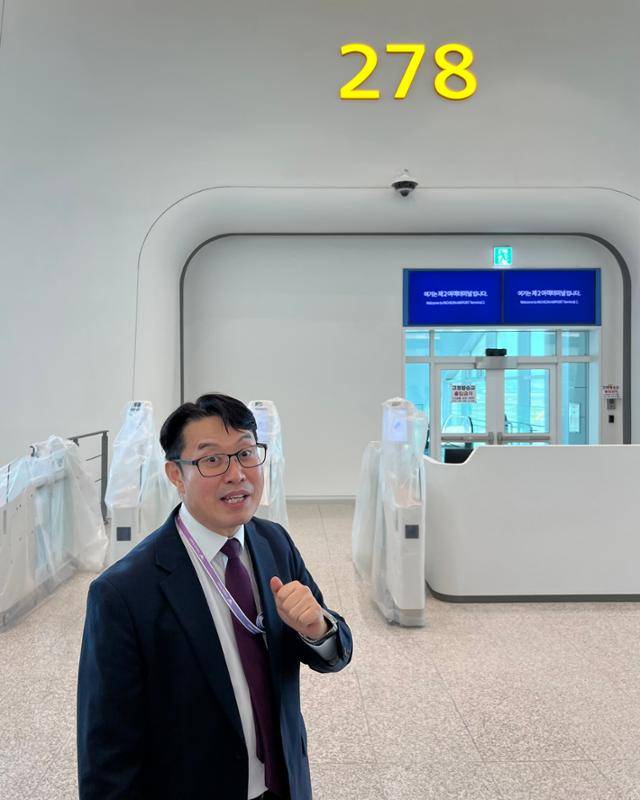 김종현 인천국제공항공사 4단계 운영준비단장이 17일 인천국제공항 제2여객터미널 동편 확장부에서 새로운 시설을 설명하고 있다. 게이트에 설치한 장비는 얼굴 인식으로 빠르게 보안 검사를 통과하는 '스마트패스' 운영이 가능한 장비다. 김민호 기자