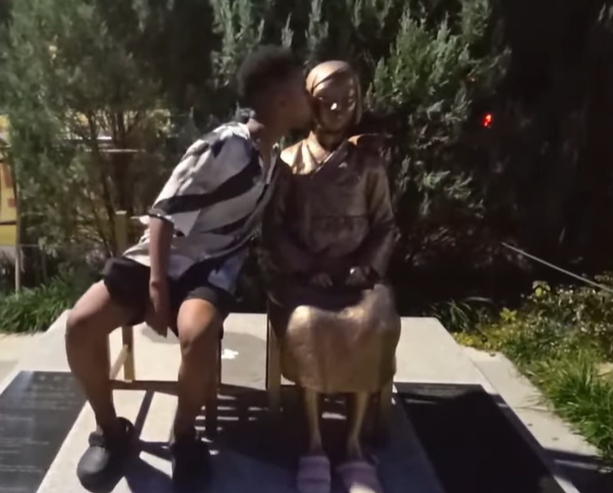 외국인 유튜버 조니 소말리가 서울 용산구 녹사평역 인근에 있는 평화의 소녀상에 뽀뽀를 하고 있다. 유튜브 캡처