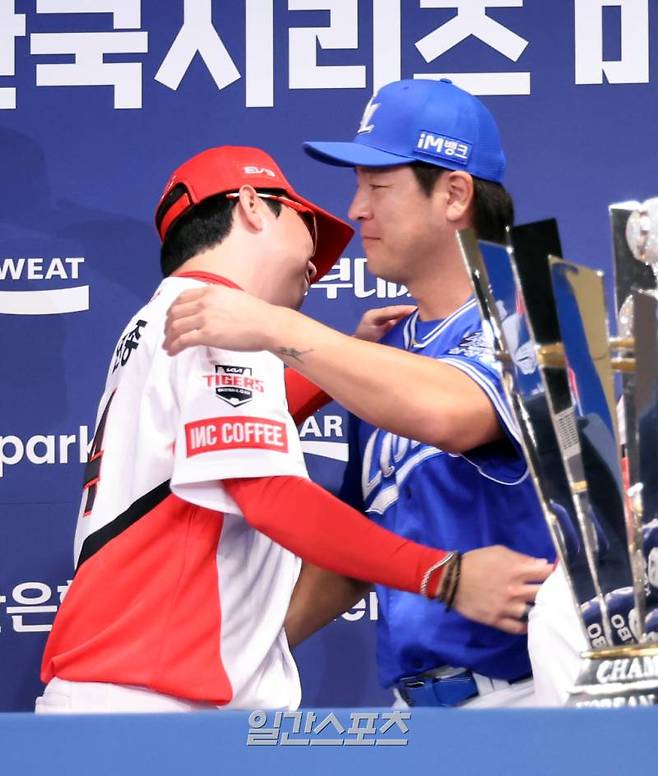 2024 신한 쏠뱅크 KBO 한국시리즈 미디어데이가 20일 오후 광주 라마다플라자 바이윈덤 충장 호텔에서 열렸다. 행사 종료후 KIA 양현종과 삼성 강민호가 포옹하고있다. 광주=정시종 기자 capa@edaily.co.kr