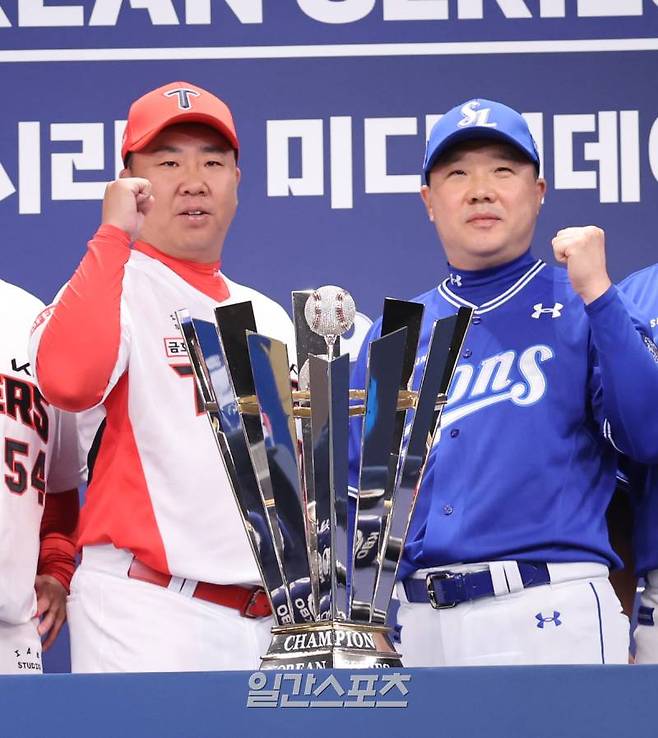 2024 신한 쏠뱅크 KBO 한국시리즈 미디어데이가 20일 오후 광주 라마다플라자 호텔에서 열렸다. 행사 종료후 KIA 이범호 감독과 삼성 박진만 감독이 파이팅을 외치고 있다. 광주=정시종 기자/2024.10.20.