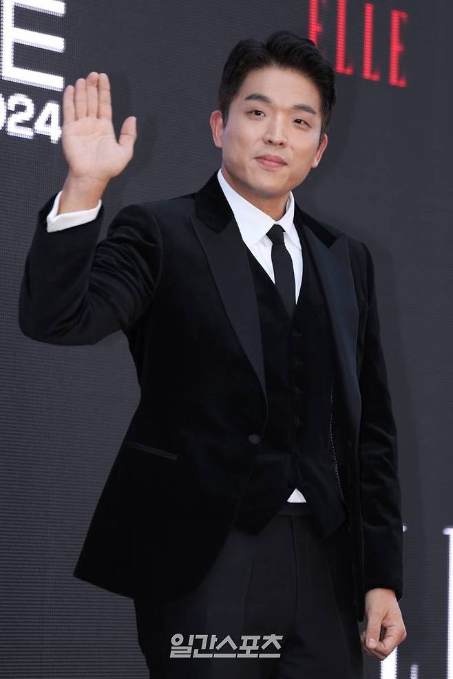 넷플릭스 예능 '흑백요리사' 출연 안성재 셰프가이 17일 오후 서울 성동구 에스팩토리에서 열린 '엘르 스타일 어워즈 2024(ELLE STYLE AWARDS 2024)' 포토월 행사에 참석해 포즈를 취하고 있다. 서병수 기자 qudtn@edaily.co.kr /2024.10.17/