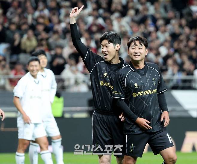 시대를 대표하는 레전드 축구 선수들이 'FC스피어'와 '실드 유나이티드' 팀을 구성, 스페셜매치를 치르는 ‘2024 넥슨 아이콘 매치'가 20일 오후 서울 마포구 서울월드컵경기장에서 열렸다.후반 교체된 박지성이 패널티킥을 성공한 후 기뻐하고 있다.상암=김민규 기자 mgkim1@edaily.co.kr /2024.10.20/