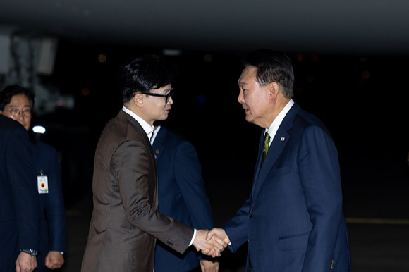 윤석열 대통령이 11일 성남 서울공항에서 필리핀, 싱가포르 국빈 방문 및 라오스 아세안 정상회의를 마치고 귀국하며 마중 나온 국민의힘 한동훈 대표와 악수하고 있다. [사진=대통령실]