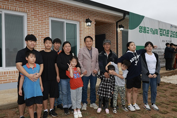 김영환 충북지사(윗줄 왼쪽 다섯번째)와 영동군 9남매 가족들이 19일 기념 촬영을 하고 있다. [사진=충북도]