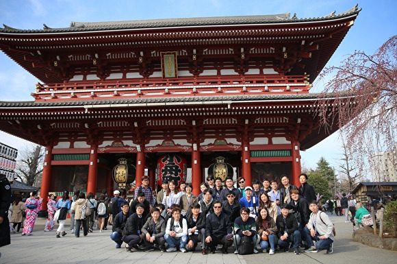 지난 2018년 일본 연수에 참여한 임직원들이 기념 촬영을 하고 있다. [사진=에코프로]