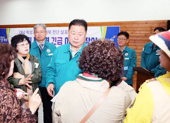 파주시가 지난 18일 오후 임진각 내 민방위대피소에서 개최한 ‘긴급 이동시장실’에서 파주 비무장지대ㆍ민통선 3개 마을 주민 30여 명이 참석해 김경일 파주시장에게 밤낮없이 20여 일째 이어지는 북한의 확성기 방송에 따른 주민 피해 내용을 하소연했다. 사진 파주시