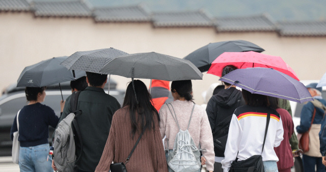 ▲ 전국 대부분 지역에 비가 내리는 지난 18일 서울 종로구 광화문 앞에서 시민과 외국인 관광객들이 우산을 쓰고 이동하고 있다. 연합뉴스