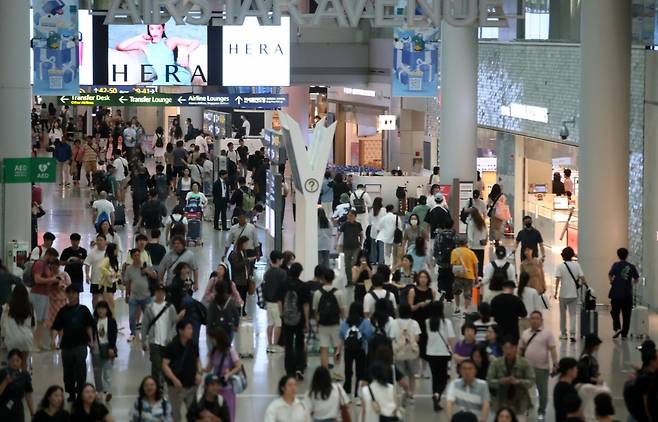 인천국제공항 면세구역이 이용객들로 북적이고 있다.  /사진=뉴스1