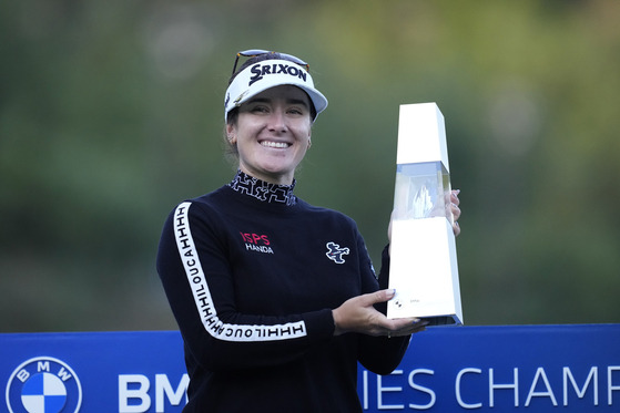 Hannah Green of Australia holds the winning trophy during the awards ceremony after winning the BMW Ladies Championship golf tournament at Seowon Valley Country Club in Paju, Gyeonggi on Sunday. [AP/YONHAP]