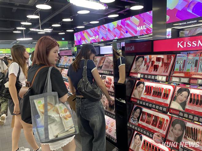 올리브영 명동타운점을 방문한 외국인 고객들이 화장품을 둘러보고 있다. 사진=심하연 기자