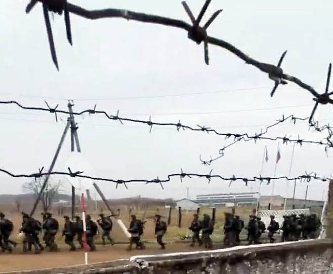 북한군 추정 병력들이 러시아 극동지역에서 훈련을 받기 위해 군사기지로 줄지어 이동하고 있다. 해당 영상은 친러시아 성향 텔레그램 채널인 파라팩스가 지난 18일(현지시간) 공개했다. 파라팩스