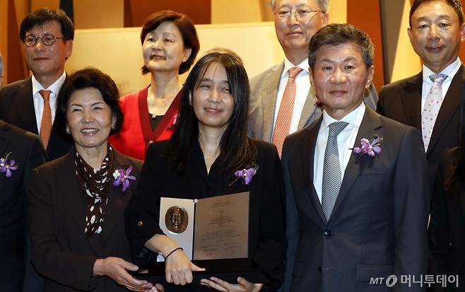 [서울=뉴시스] 사진공동취재단 = 한국인 최초로 노벨문학상을 수상한 한강 작가가 17일 서울 강남구 아이파크타워 포니정홀에서 열린 제18회 포니정 혁신상 시상식에서 포니정 재단 이사장인  정몽규 HDC 회장 등 참석자들과 기념사진을 촬영하고 있다. 포니정 재단은 2005년 작고한 정세영 HDC 명예회장의 업적과 공로를 기리기 위해 그의 애칭이었던 '포니 정(PONY CHUNG)'으로 이름 붙여 비영리 공익재단으로 설립됐다. 설립자는 정세영 명예회장의 아들인 정몽규 HDC 회장이다. 2024.10.17. photo@newsis.com /사진=