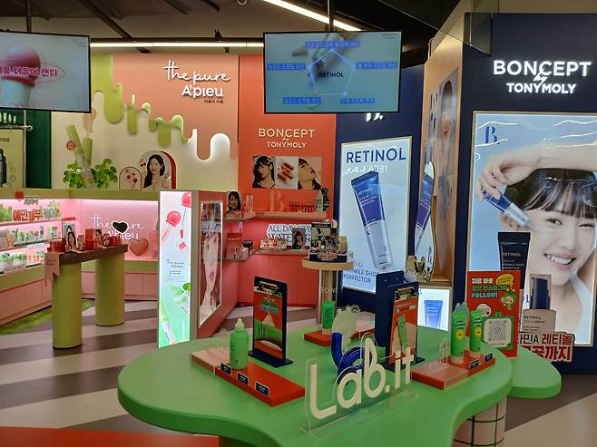 울 홈플러스 상봉점 내 다이소 매장의 뷰티 쇼룸. 김희량 기자