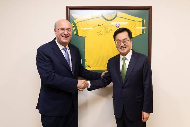 [수원=뉴시스] 김동연 경기도지사와 일랑 고우드파잉  미주개발은행(IDB) 총재가 15일(현지시간) IDB 본사에서 기념촬영을 하고 있다. (사진=경기도 제공) 2024.10.16. photo@newsis.com *재판매 및 DB 금지